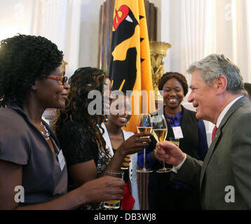 Berlino, Germania. 23 Luglio, 2013. Il Presidente tedesco Joachim Gauck riceve i borsisti dal 'Afrika kommt' programma presso il Palazzo Bellevue a Berlino, Germania, 23 luglio 2013. "Afrika kommt' è un'iniziativa dell'industria tedesca per i futuri leader dell'Africa sub-sahariana. Foto: WOLFGANG KUMM/dpa/Alamy Live News Foto Stock