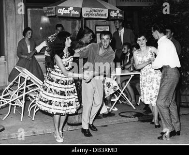 Persone, giovani / adolescenti, giovani in una festa di ballo che danzano per le strade di fronte al ristorante, Deutsches Theatre, Monaco, 26.7.1959, diritti aggiuntivi-clearences-non disponibile Foto Stock