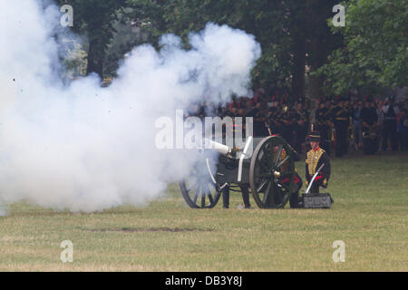 Londra, Regno Unito. Il 23 luglio 2013. Il Re della truppa Royal cavallo artiglieria una pistola 41 salute nel parco verde per contrassegnare la nascita del figlio per il Duca e la Duchessa di Cambridge il 22 luglio presso l'ospedale St Mary Paddington Credito: amer ghazzal/Alamy Live News Foto Stock