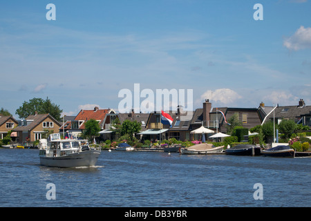 Scena di fiume in LOENEN AAN DE VECHT, Utrecht, Paesi Bassi, con yacht della vela sul fiume Vecht Foto Stock