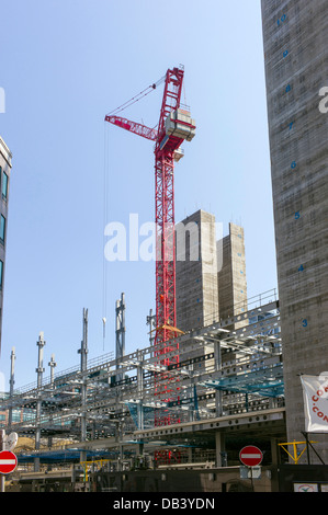 Nuovo edificio alto la costruzione del cielo della città, grandi strutture in vetro e acciaio in aumento nell'aria. Foto Stock