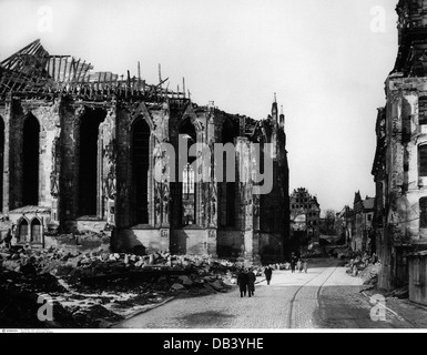 Geografia / viaggio, Germania, Norimberga, vista della città distrutta, chiesa di San Sebald, 1945, diritti aggiuntivi-clearences-non disponibile Foto Stock