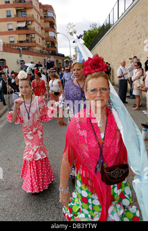 Lo spagnolo le donne indossano gypsy flamenco vestiti che il pellegrinaggio cattolico da Jerez a El Rocio in Spagna Foto Stock