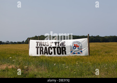 Banner stradale FIDUCIA IL TRATTORE. Norfolk. Regno Unito. Foto Stock