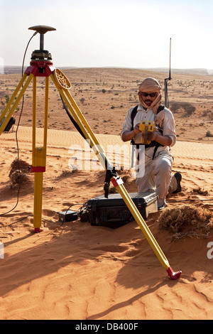 Maliano geologo fonte di memorizzazione della stazione di base di rover GPS unità di indagine, prima di sismica di esplorazione di petrolio studio NE Mali deserto Foto Stock