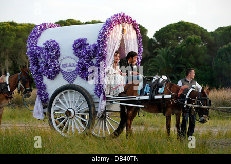 Pellegrini cattolici che viaggiano in carri trainati da cavalli al pellegrinaggio da Jerez a El Rocio nel sud della Spagna Foto Stock