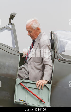 Biggin Hill, Regno Unito. Il 23 luglio 2013. Veterano di guerra Squadron Leader Liskutin non potevo aspettare di risalire in i piloti sedile di un aereo spitfire a Biggin Hill Heritage Hanga Credito: Keith Larby/Alamy Live News Foto Stock