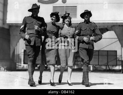 Militare, Australia, esercito, tempo libero, NCO del 17 ° Battaglione del nuovo Galles del Sud godendo di società femminile, Coney Island, Sidney, circa 1940, Additional-Rights-Clearences-non disponibile Foto Stock