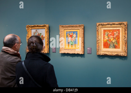 Accoppiare la visualizzazione di una serie di dipinti floreali di Renoir al Musée de l'Orangerie, Parigi Francia Foto Stock