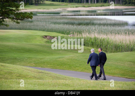 Il presidente Barack Obama passeggiate con il Primo Ministro Stephen Harper del Canada per motivi di Lough Erne Resort durante il Vertice del G8 a Enniskillen, Irlanda del Nord, 18 giugno 2013. Foto Stock