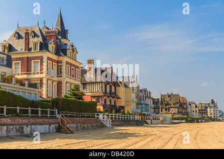 Trouville sur Mer beach promenade, Normandia, Francia Foto Stock