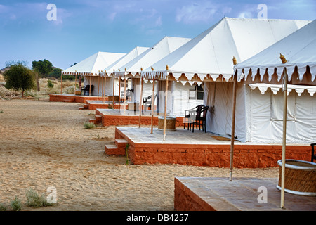 Grandi tende nel deserto indiano - tourist camp Foto Stock