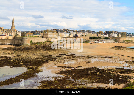 Saint Malo vista sulle mura della città, Brittany, Francia Foto Stock