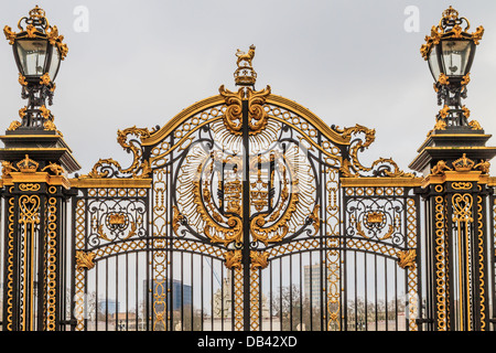 Cancello ornati a Buckingham Palace, London, Regno Unito Foto Stock