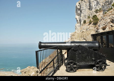 Vecchio ghisa cannone che una volta protetti Gibilterra dagli invasori. Situato sulla Upper Rock di Gibilterra. Foto Stock