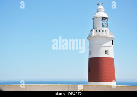 Trinità faro contro un cielo blu chiaro. Trinità faro si trova in Europa Point, Gibilterra. Foto Stock