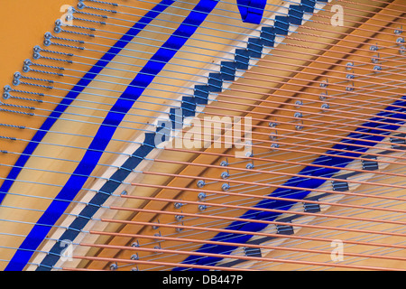 Interno di un pianoforte che mostra le stringhe e struttura (close up) Foto Stock