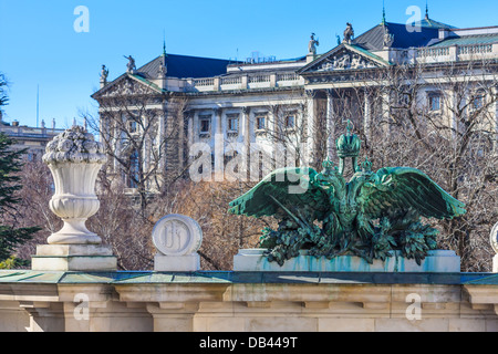 Vienna, Austria - portale di ingresso di Burggarten con il Palazzo di Hofburg in background Foto Stock