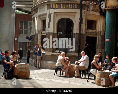 Il Globo Pub accanto al Mercato di Borough di Southwark, Londra Foto Stock