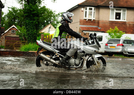 Hucknall, Nottinghamshire. Il 23 luglio 2013. Allagamenti, tuoni, alta venti, disgreghino le strade e rotonde Nottinghamshire .molte strade e case sono allagate dopo la fine dell'onda di calore. Credito: Ian Francesco/Alamy Live News Foto Stock