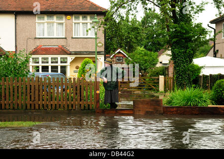 Hucknall, Notts.23 Luglio 2013.allagamenti, tuoni, alta venti, rec caos sulle strade e rotonde Nottinghamshire .molte strade e case sono allagate dopo la fine dell'onda di calore. Credito: Ian Francesco/Alamy Live News Foto Stock