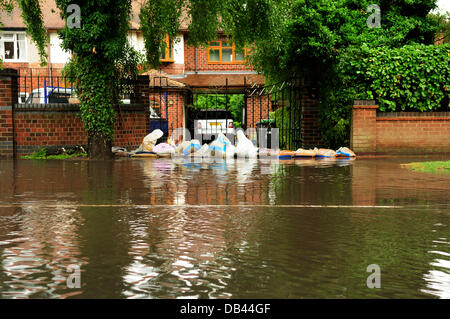 Hucknall, Notts.23 Luglio 2013.allagamenti, tuoni, alta venti, disgreghino le strade e rotonde Nottinghamshire .molte strade e case sono allagate dopo la fine dell'onda di calore. Credito: Ian Francesco/Alamy Live News Foto Stock