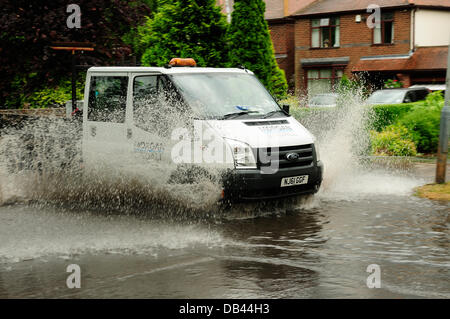 Hucknall, Notts.23 Luglio 2013.allagamenti, tuoni, alta venti, disgreghino le strade e rotonde Nottinghamshire .molte strade e case sono allagate dopo la fine dell'onda di calore. Credito: Ian Francesco/Alamy Live News Foto Stock