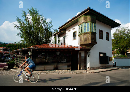 Nonostante la casa costruita in Ottoman stile residenziale .Bosnia Erzegovina. Balcani .l'Europa. Foto Stock