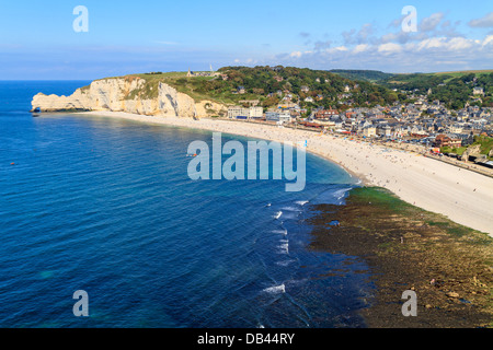 Etretat, veduta aerea del villaggio sulla costa della Normandia, Francia Foto Stock