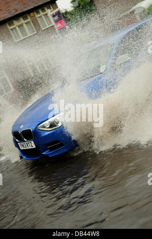 Hucknall, Notts.23 Luglio 2013.allagamenti, tuoni, alta venti, disgreghino le strade e rotonde Nottinghamshire .molte strade e case sono allagate dopo la fine dell'onda di calore. Credito: Ian Francesco/Alamy Live News Foto Stock