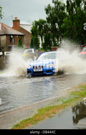 Hucknall, Notts.23 Luglio 2013.allagamenti, tuoni, alta venti, disgreghino le strade e rotonde Nottinghamshire .molte strade e case sono allagate dopo la fine dell'onda di calore. Credito: Ian Francesco/Alamy Live News Foto Stock