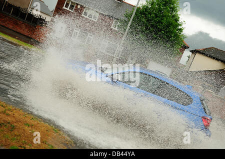 Hucknall, Nottinghamshire. Il 23 luglio 2013. Allagamenti,i tuoni,alta venti,disgreghino le strade e rotonde Nottinghamshire .molte strade e case sono allagate dopo la fine dell'onda di calore. Credito: Ian Francesco/Alamy Live News Foto Stock