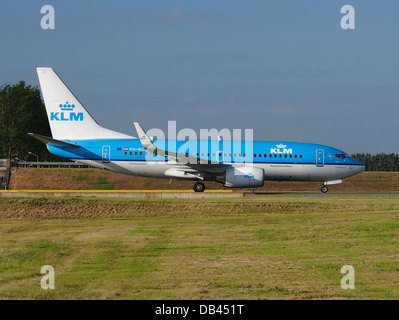 Il Boeing 737-7K2(WL) della KLM Royal Dutch Airlines, immatricolazione PH-BGH, atterra all'aeroporto di Schiphol ad Amsterdam. Questo aereo fa parte della moderna flotta di KLM, che serve rotte a breve e medio raggio. Foto Stock