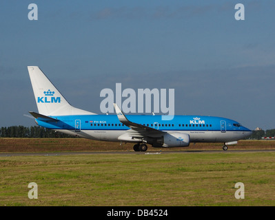PH-BGH è un Boeing 737-7K2(WL) gestito da KLM Royal Dutch Airlines. Questo aereo fa parte della flotta a corto e medio raggio della compagnia aerea, che serve principalmente le rotte europee. Nota per la sua affidabilità, aiuta a mantenere l'ampia rete di KLM in tutto il continente e oltre. Foto Stock