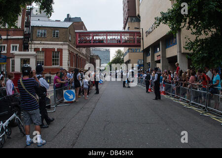 Londra, Regno Unito. Il 23 luglio 2013. Vista generale, premere i fotografi e ben wishers a St. Mary s Hospital di attesa per il Duca e la Duchessa di Cambridge con figlio neonato. Il 23 luglio 2013, Londra, UK Credit: martyn wheatley/Alamy Live News Foto Stock