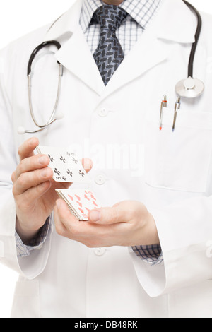 Medico azienda poker giocando a carte come un gioco d'azzardo con la vostra salute o indurimento della dipendenza dal gioco d'azzardo Foto Stock