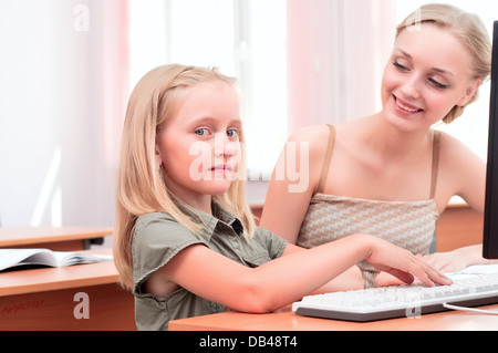 Insegnante spiega il compito schoolgirl Foto Stock