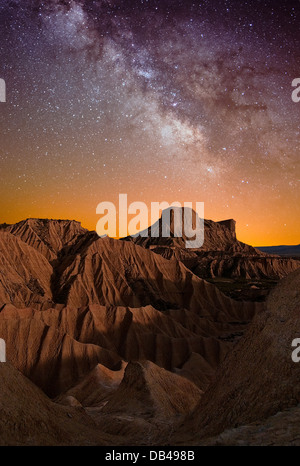 Via Lattea oltre il deserto delle Bardenas, Spagna Foto Stock