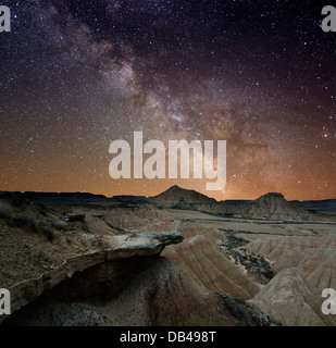 Via Lattea oltre il deserto delle Bardenas, Spagna Foto Stock