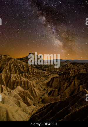 Via Lattea oltre il deserto delle Bardenas, Spagna Foto Stock