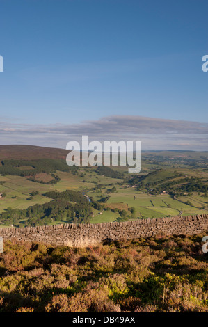 Punto di vista elevato, cerca su New Scenic 5 posti, verde rolling farmland & le ondulate colline di Wharfedale nel Yorkshire Dales - vicino a Simon della Seat, Inghilterra, Regno Unito. Foto Stock