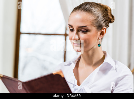 Ritratto di una bella signora al ristorante Foto Stock