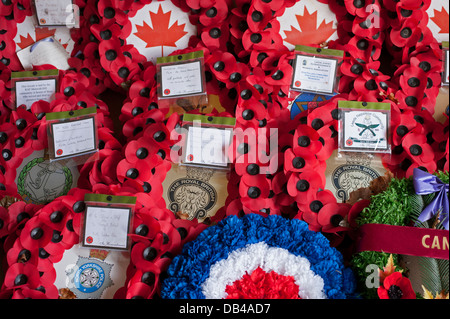 Close-up di papavero ghirlande prevista sul memorial sul giorno del ricordo per commemorare i morti della guerra - Cimitero Stonefall, Harrogate, North Yorkshire, Inghilterra, Regno Unito. Foto Stock