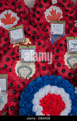 Close-up di papavero ghirlande prevista sul memorial sul giorno del ricordo per commemorare i morti della guerra - Cimitero Stonefall, Harrogate, North Yorkshire, Inghilterra, Regno Unito. Foto Stock