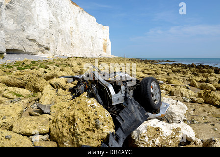Conseguenze della tragedia - i resti di un veicolo si trovano nella parte inferiore delle scogliere di Beachy Head, East Sussex, Regno Unito Foto Stock