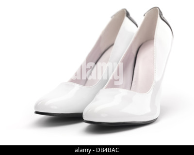 Primo piano di una coppia di bianco tacco alto scarpe donna isolato su sfondo bianco Foto Stock