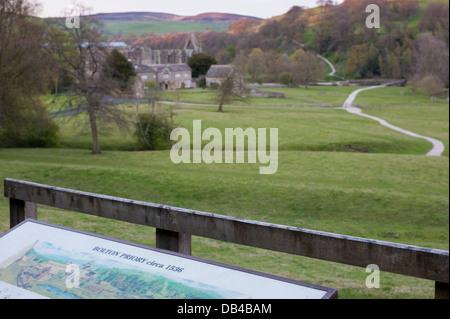 Vista panoramica su Bolton Abbey, Old Rectory & percorso di avvolgimento visto dal punto di vista & visitor information board a sud - Yorkshire Dales, Inghilterra, Regno Unito. Foto Stock