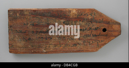 Questa etichetta di mummia presenta un'iscrizione bilingue, che fornisce un importante contesto storico per le pratiche di sepoltura egiziane. L'oggetto fa parte della collezione egiziana di LACMA. Foto Stock