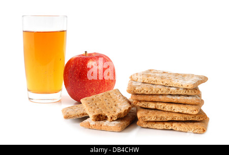 Apple, succo di frutta e cracker per bilanciare la dieta su sfondo bianco Foto Stock