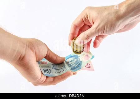 Persona della mano dare soldi di banconote e monete per altri Foto Stock
